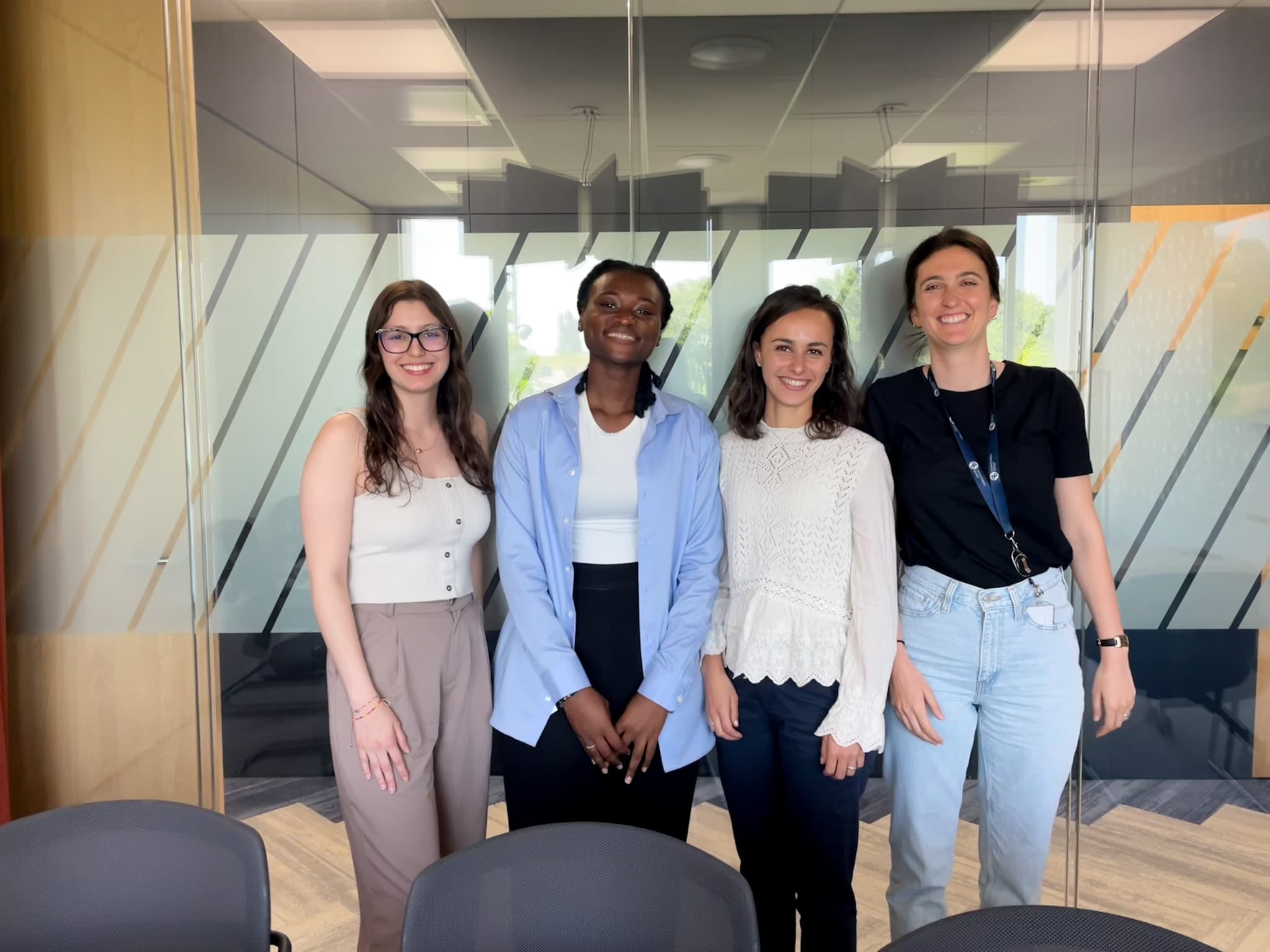Francine, Sofia, Nina et Chloé, mentores chez Demathieu Bard, réunies dans les locaux de l'entreprise.
