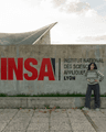 Célia, étudiante à l'INSA Lyon, en contexte académique.
