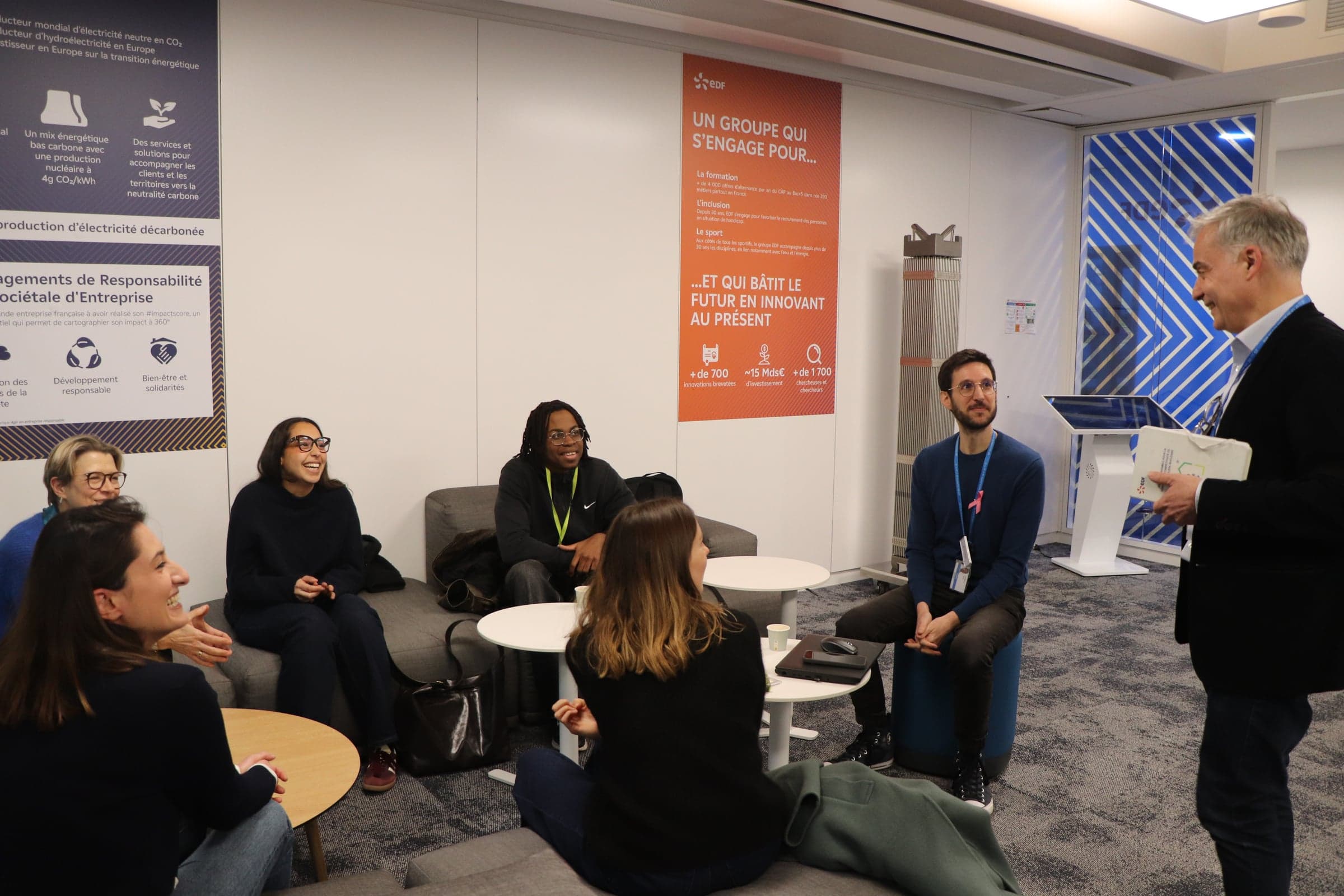 Rencontre collective chez EDF Lyon : mentors et propulsés échangent autour de leurs parcours et des métiers de l'énergie.