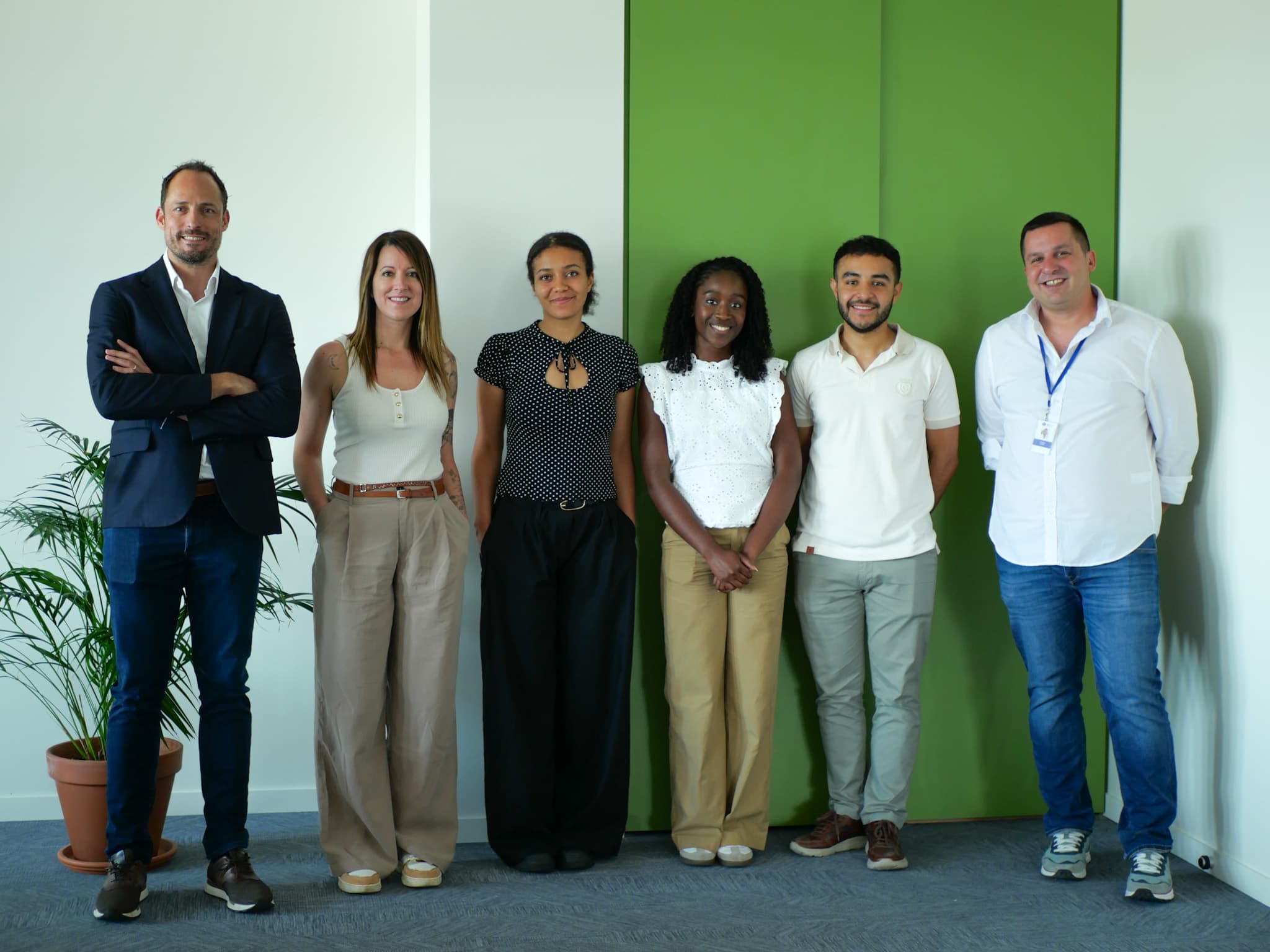 Trois binômes étudiant·e et mentor SPI Group lors de la visite du site logistique.