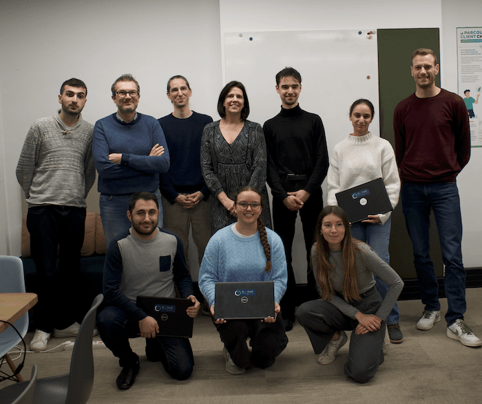 Propulsé·e·s et mentors ASYS en atelier collaboratif en entreprise.