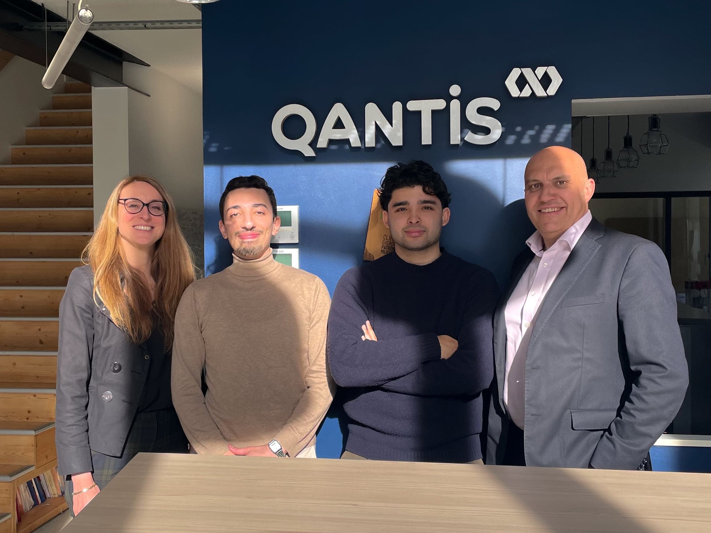 Visite chez Qantis : Ayoub, Léo, Christine et Patrice devant les locaux de l'entreprise.